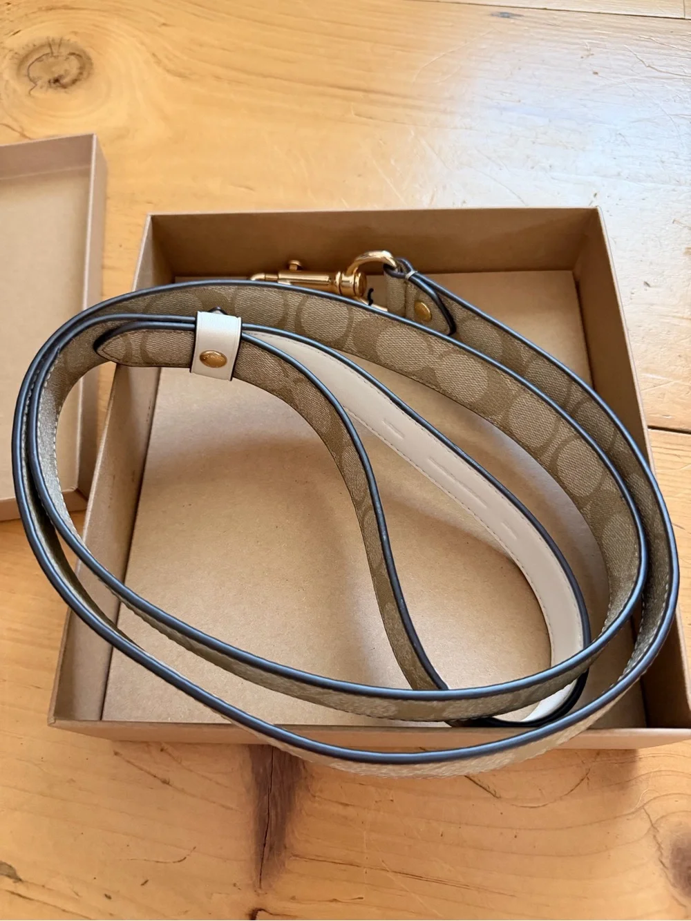 NEW Coach Large Dog Leash Signature “C” Crossgrain Leather Light Khaki Chalk